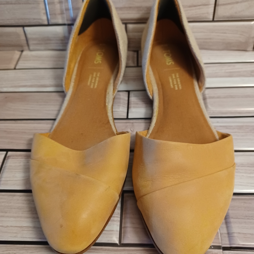 Tom's women's slip-on ship slippers size 8 and color.